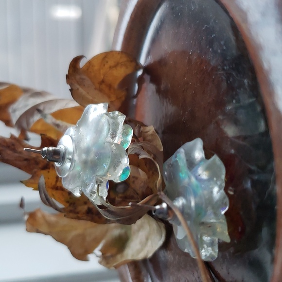 Women's Irridescent Camellia Flower Stud Earrings. NWT - Picture 10 of 13